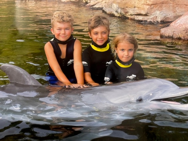 Guests wearing wetsuits and exploring the underwater Grand Reef experience. Discovery Cove Orlando. Things to do Discovery Cove. Discovery Cove with Kids.